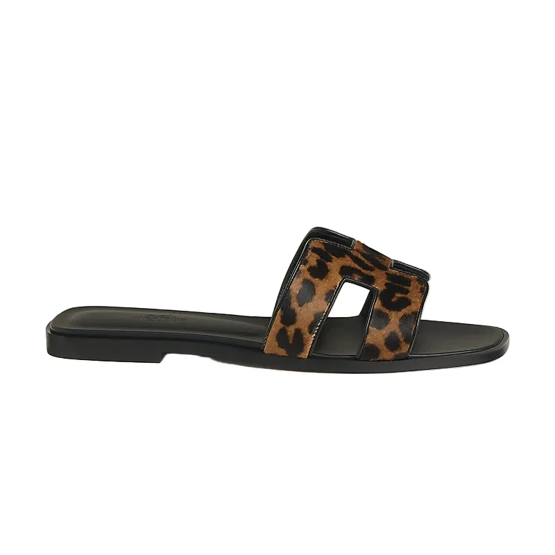 3A2A68AD-B903-4659-8477-07E7BD77DAB4 Hermès Oran sandal 'Gold / Noir' - Image 1